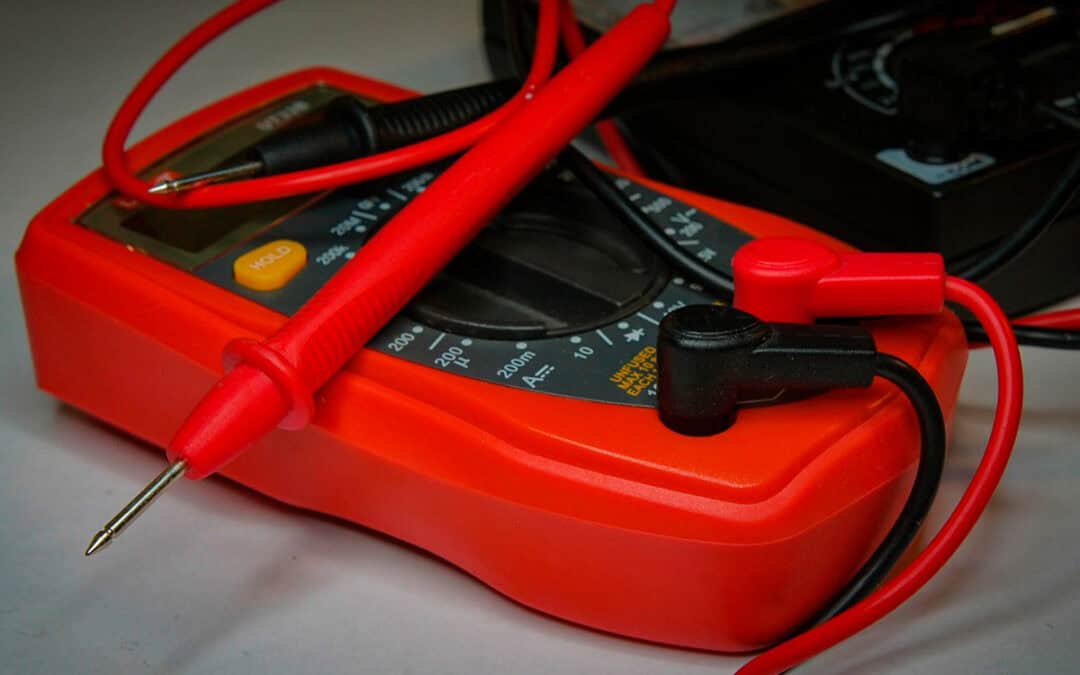 Los errores más costosos al comprar materiales eléctricos para proyectos corporativos